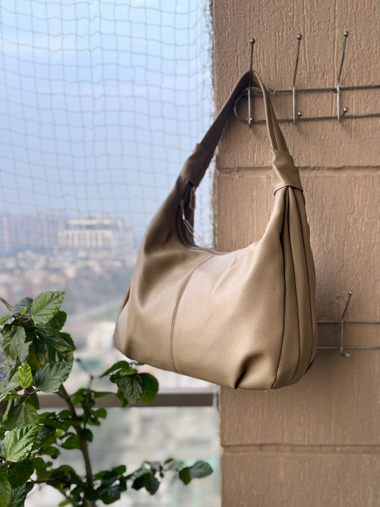 Effortless Style in a Timeless Beige Handbag